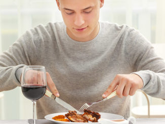 Besteck-Knigge für Männer im Restaurant | © Africa Studio - stock.adobe.com