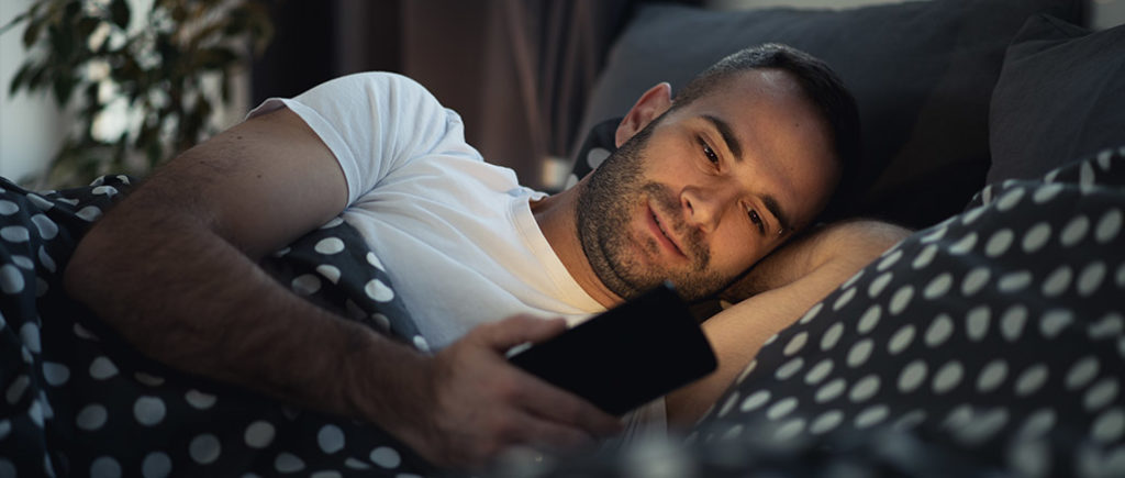 Vor dem Einschlafen kein Smartphone benutzen | © chika_milan - stock.adobe.com