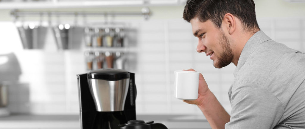 Erste Küche für den Mann: Kaffeemaschine | © Africa Studio - stock.adobe.com