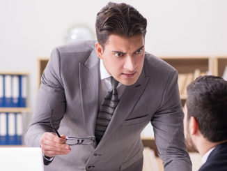 Arbeitskollege ist immer schlecht gelaunt | © Elnur - stock.adobe.com