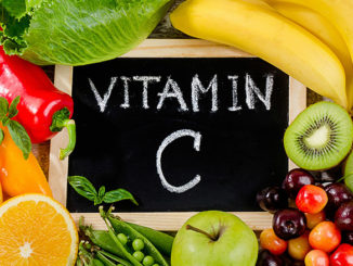 Vitamin C - Ascorbinsäure für den Mann als Nahrungsergänzung | © bit24 - stock.adobe.com