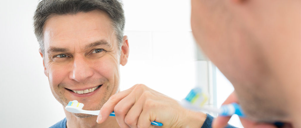 Die richtige Zahnpflege ist wichtig für Männer ab 50 | © Andrey Popov - stock.adobe.com